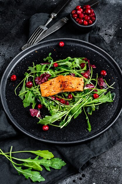 Zeevruchtensalade met forel, rucola, sla en cranberries