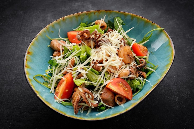 Zeevruchtensalade met kaasgreens en tomaten