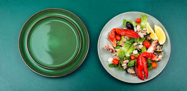 Zeevruchtensalade op een bord