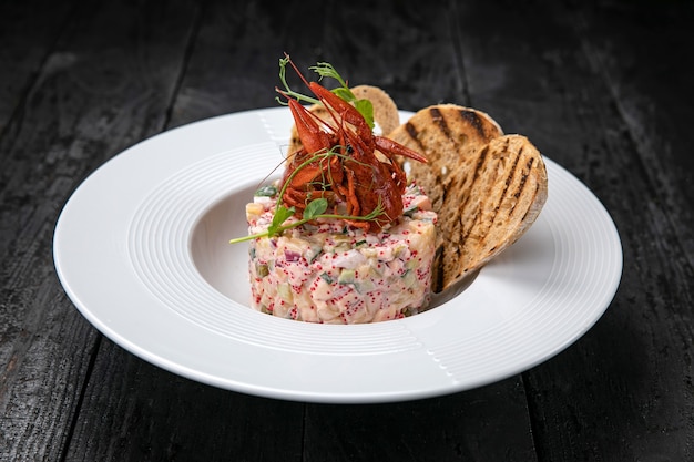 zeevruchtensalade op een donkere tafel