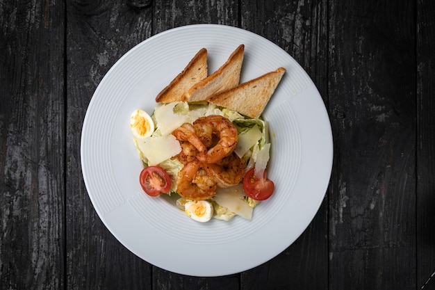 zeevruchtensalade op een donkere tafel