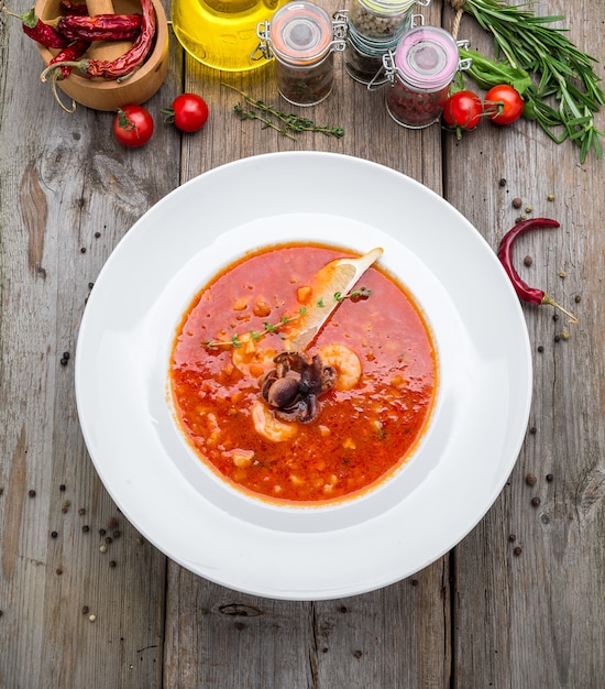 Zeevruchtensoep bouillabaisse met garnalen