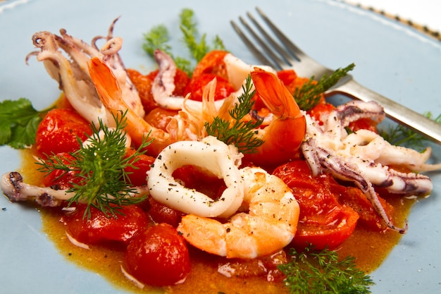 Zeevruchtensoep met tomaten en inktvis