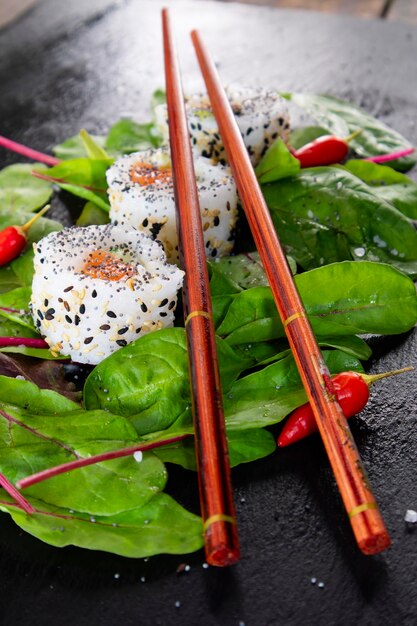 Zeevruchtensushi en groene salade