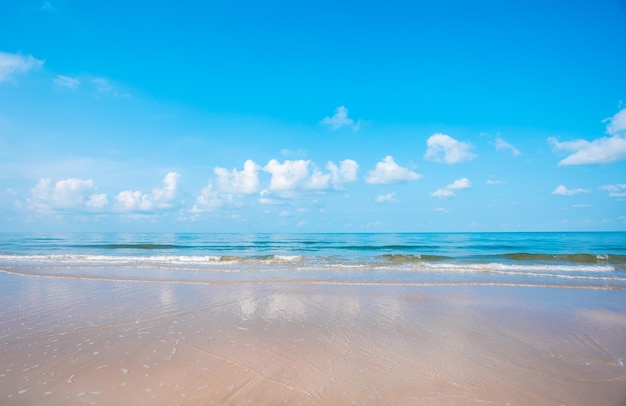 Zeewater en lucht op een zonnige dag