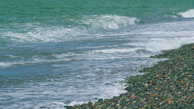 Zeewater golven golf na golf geveegd naar de kust real time