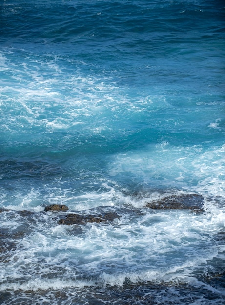 Foto zeewater in gegolfd water detail achtergrond oceaan golven patroon