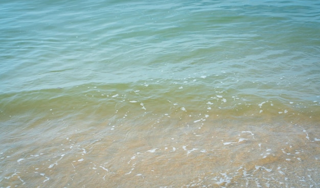 Zeewater met milde golven