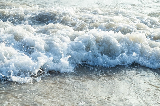 Zeewater met zonneschijn op het strand van Matosinho in Portugal