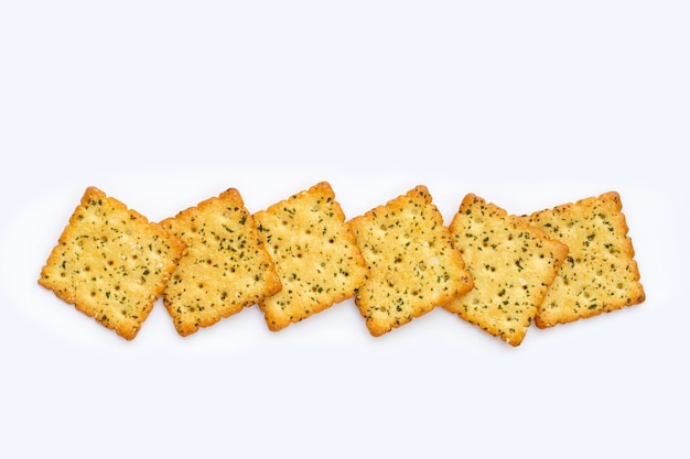 Zeewier crackers op witte achtergrond.