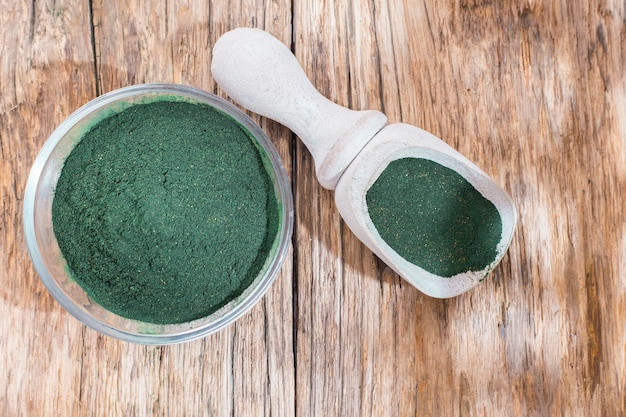 Zeewier poeder spirulina op houten achtergrond