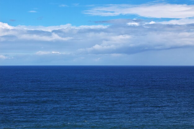 zeezicht met blauwe lucht