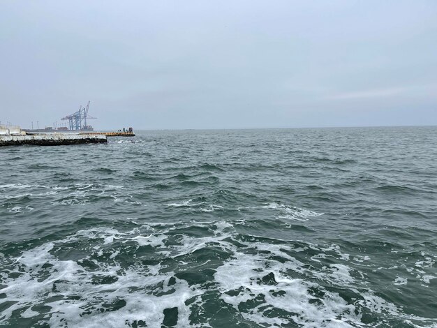 Zeezicht op de Zwarte Zee, pier en haven aan de achterkant