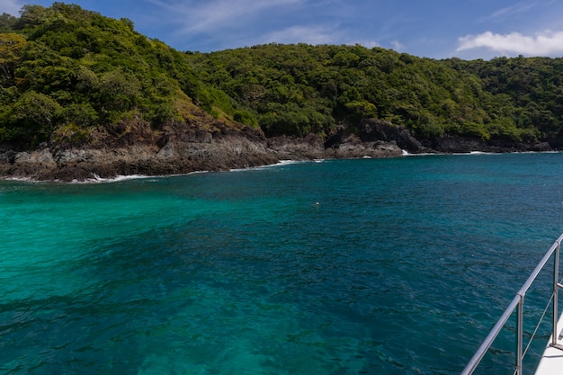 Zeezicht op zonnige dag van jachtcruise in Phuket, Thailand