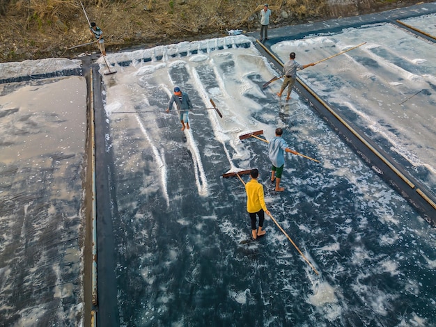 Zeezoutproces gemaakt van stapel zout in de zoutpan door zoutarbeider op het platteland van Long Dien Ba Ria Vung Tau Zoutvelden is een van de meest unieke bestemmingen in Vietnam