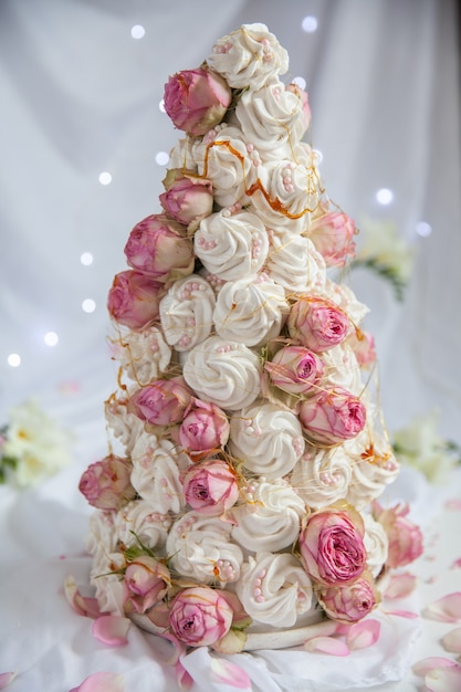 장미 꽃을 가진 Zefir croquembouche