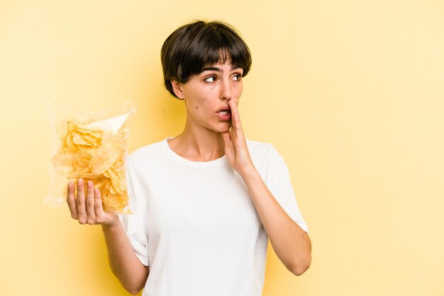 Zegt een geheim heet remnieuws en kijkt opzij