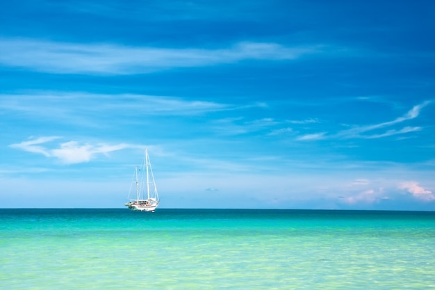 Zeilboot aan de horizon op een zonnige dag