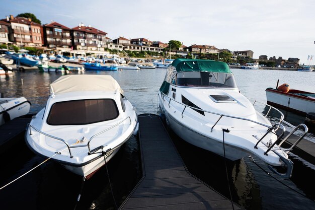 Foto zeilboot afgemeerd aan een pier in de haven bij zonsondergang nessebar bulgarije