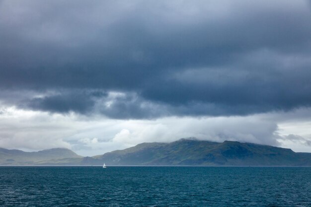 Zeilboot bij Sound of Mull Binnen-Hebriden Schotland UK