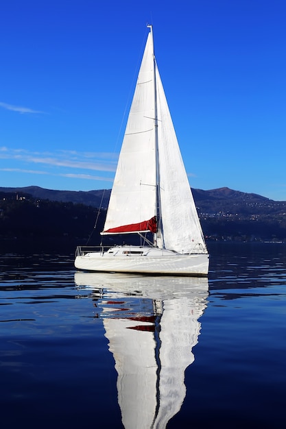 Foto zeilboot drijvend op zee met reflectie