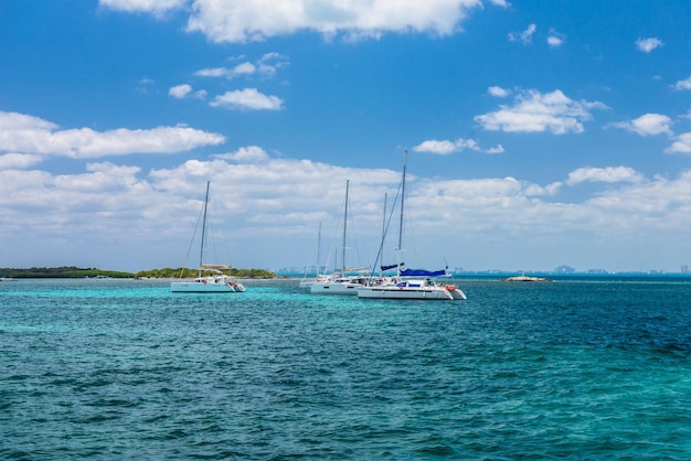 Zeilboot en turkoois helder water blauw water Caribische oceaan Isla Mujeres Cancun Yucatan Mexico