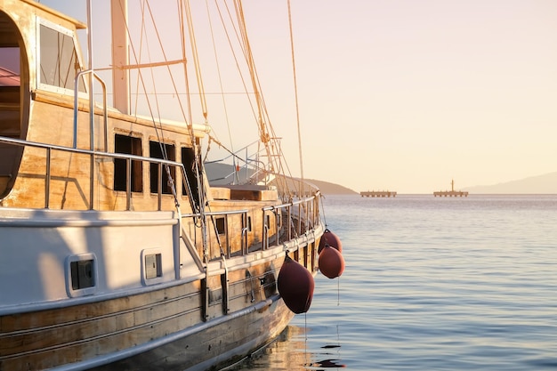 Zeilboot in de jachthaven, opblaasbare ballen om aan te meren op de spatborden van de boot