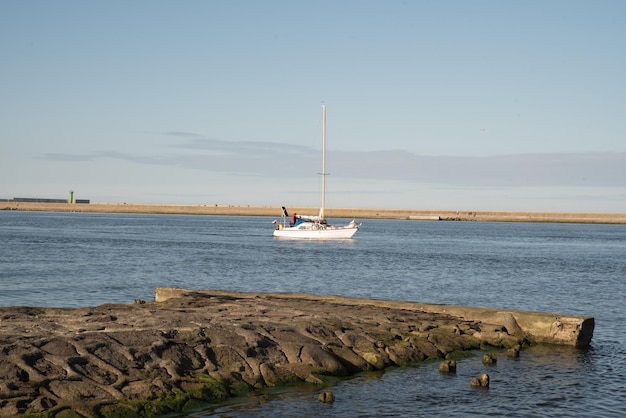 Zeilboot in de zee tegen de achtergrond van bergen schip zeilen op zee