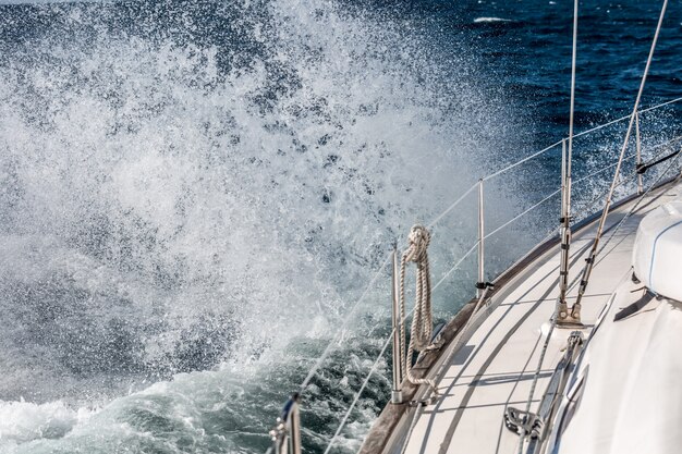 Zeilboot in de zee