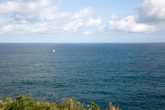 Zeilboot in Loredo bij Santander, Cantabrië, Spanje