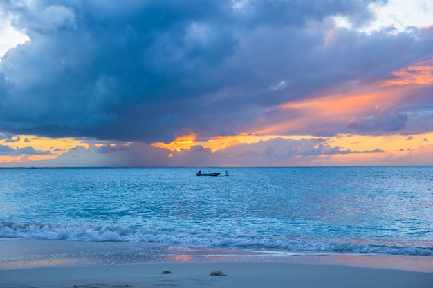 Zeilboot naar de zonsondergang in Providenciales op Turks- en Caicoseilanden