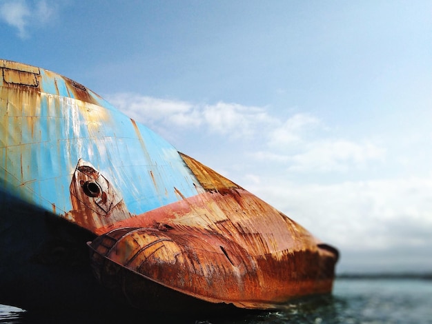 Foto zeilboot op de kust tegen de lucht