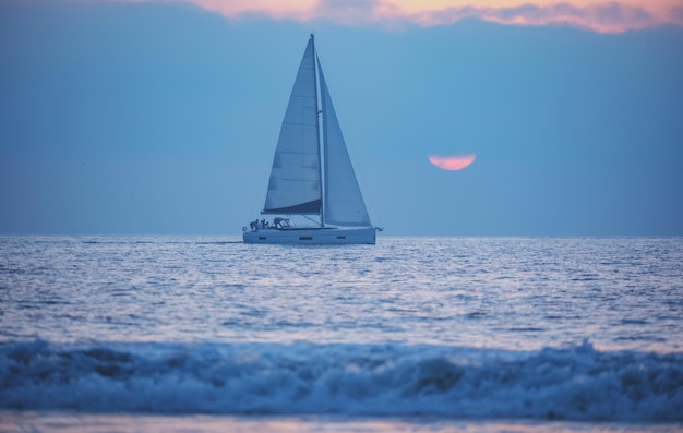 Zeilboot op de oceaan Landschap van zee en tropisch strand Prachtig zeegezicht natuur Reizen en vakantie kopie ruimte