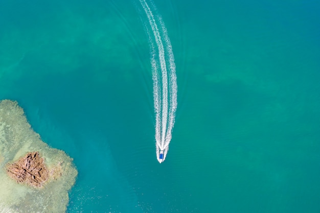 Zeilboot op de zee luchtfoto bovenaanzicht