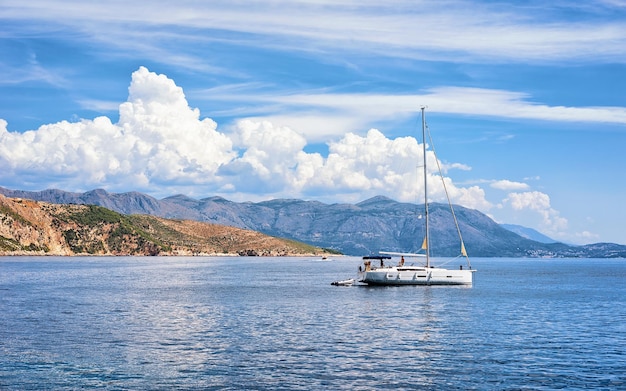 Zeilboot op het eiland Lokrum in de Adriatische Zee in Dubrovnik, Kroatië