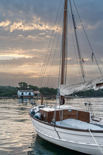 Zeilboot op het water vlak voor zonsopgang