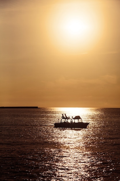 Zeilboot op open zee bij zonsondergang