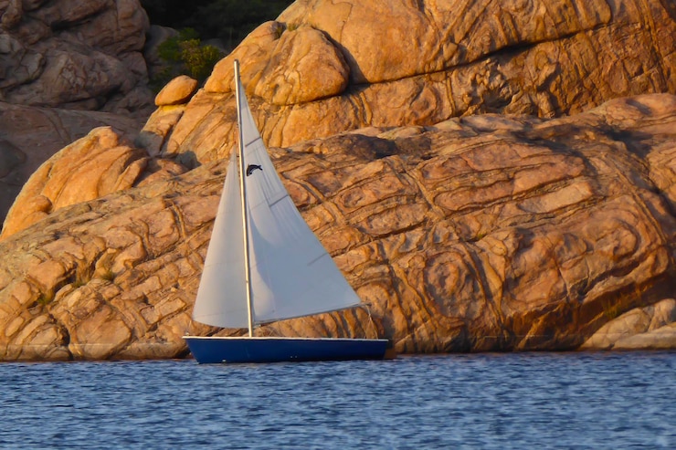 Foto zeilboot op rots bij zee