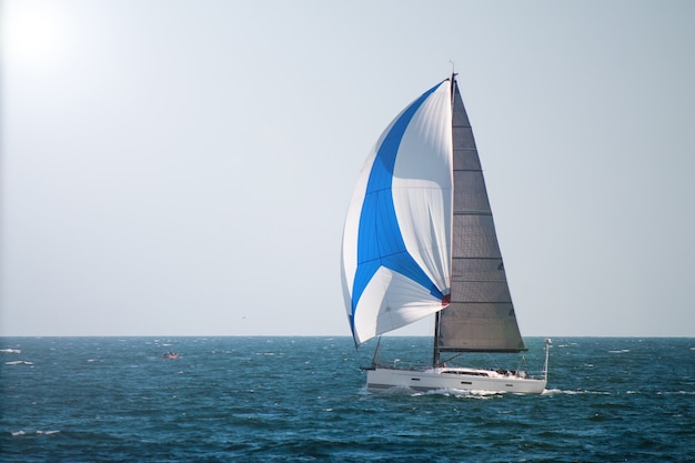 Zeilboot op zee Luxe jacht