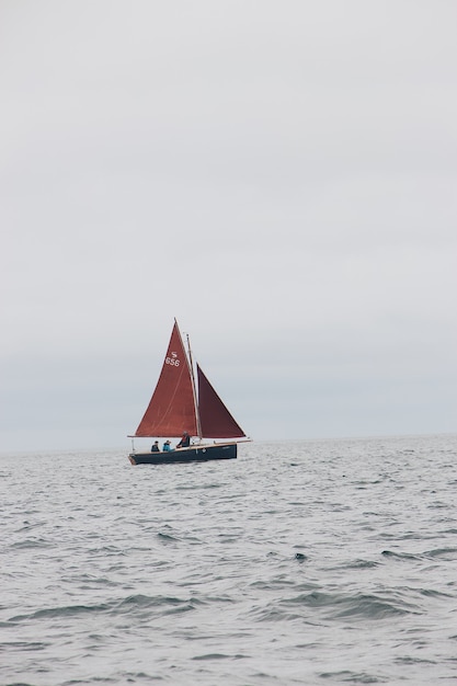 Zeilboot op zee op een mistige dag