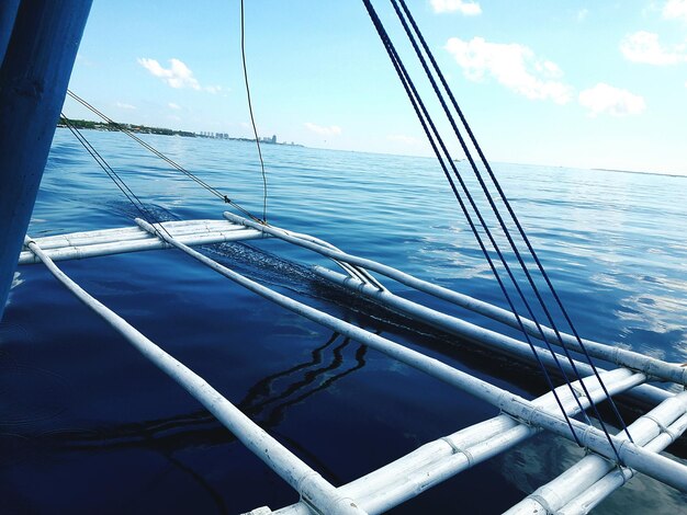 Zeilboot op zee tegen blauwe lucht