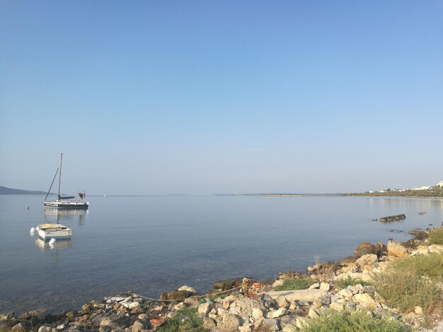 Zeilboot op zee tegen een heldere lucht