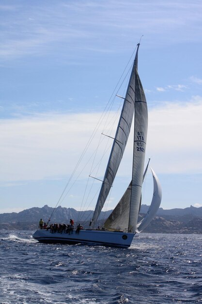 Foto zeilboot op zee