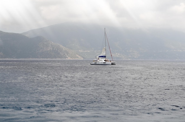 Zeilboot op zee