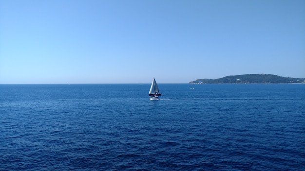 Foto zeilboot op zee