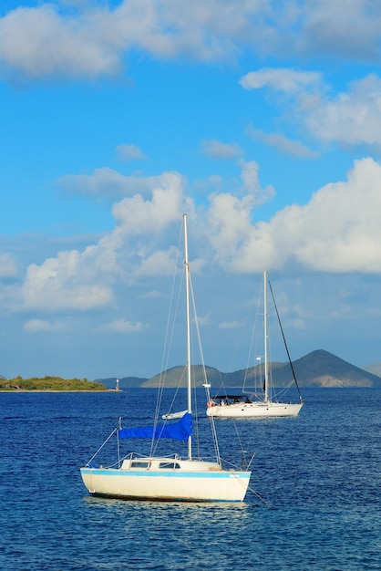 Zeilboot rust op baai in St John, Maagdeneilanden.