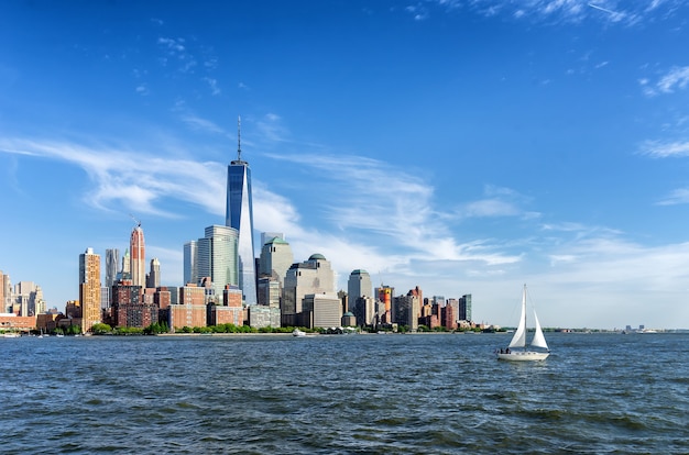 Zeilboot & skyline van Manhattan