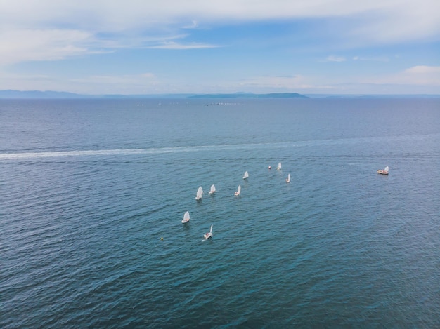 Zeilboot van drone op winderige dag