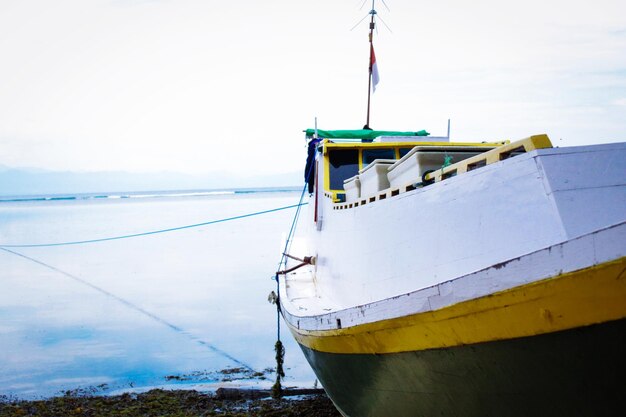 Foto zeilboot verankerd op zee tegen de lucht