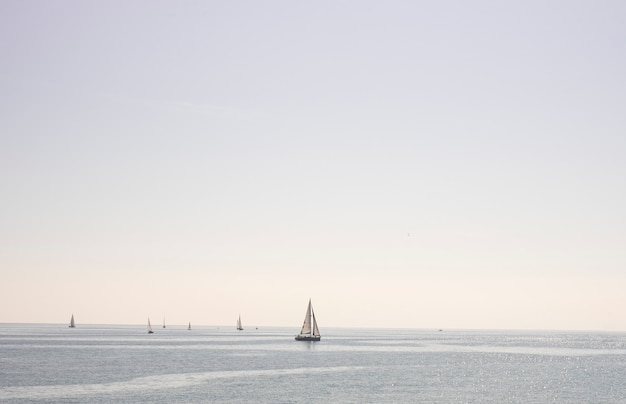 Zeilboot zeilen in de zee op een heldere dag